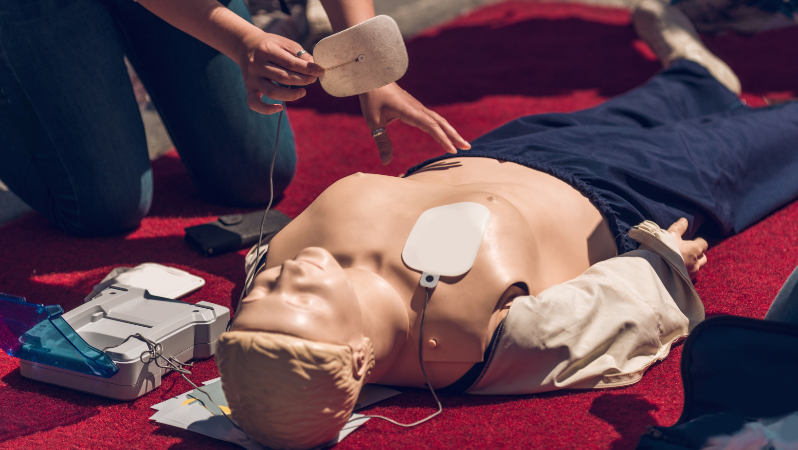 Comment utiliser un défibrillateur cardiaque ? Les gestes qui sauvent