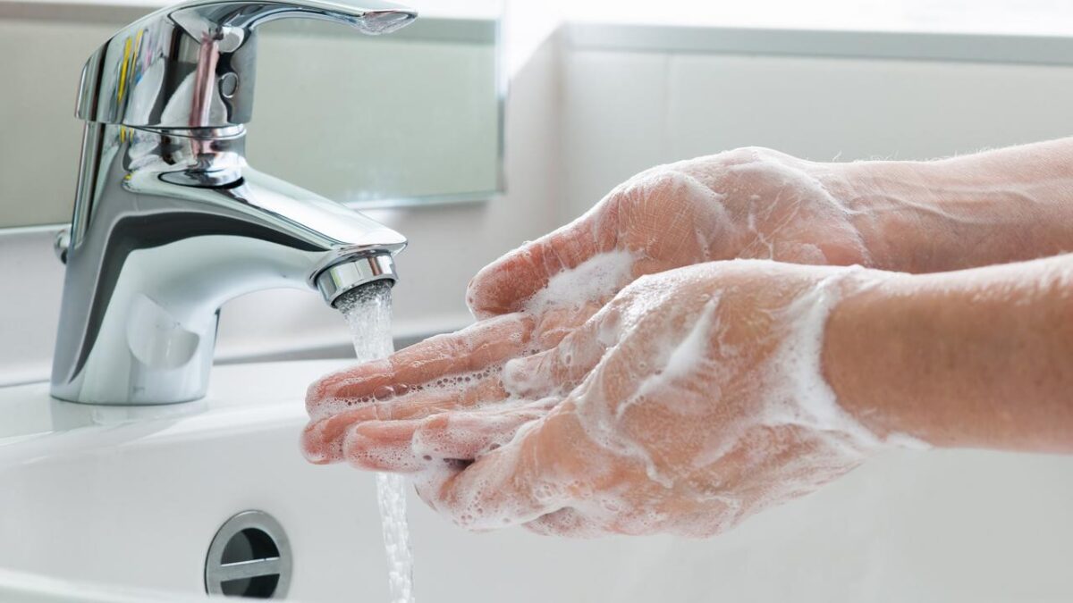 Comment se laver les mains : Savon ou gel hydroalcoolique ?