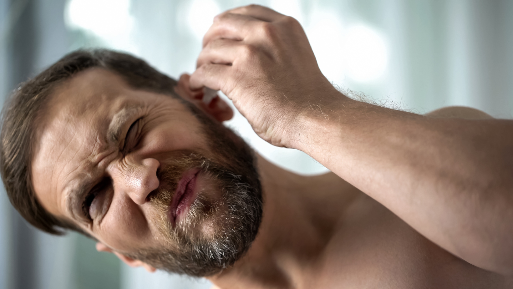 Comment se nettoyer les oreilles en toute sécurité ? Guide du lavement auriculaire